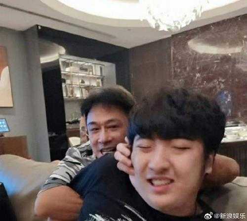 吴镇宇儿子辣评父亲综艺表现 网友：还是儿子会骂