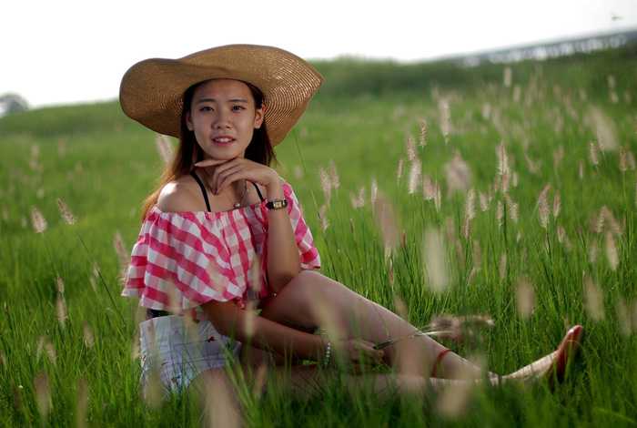 Photoshop调制出暗调晨曦阳色光原野草地上人物图片